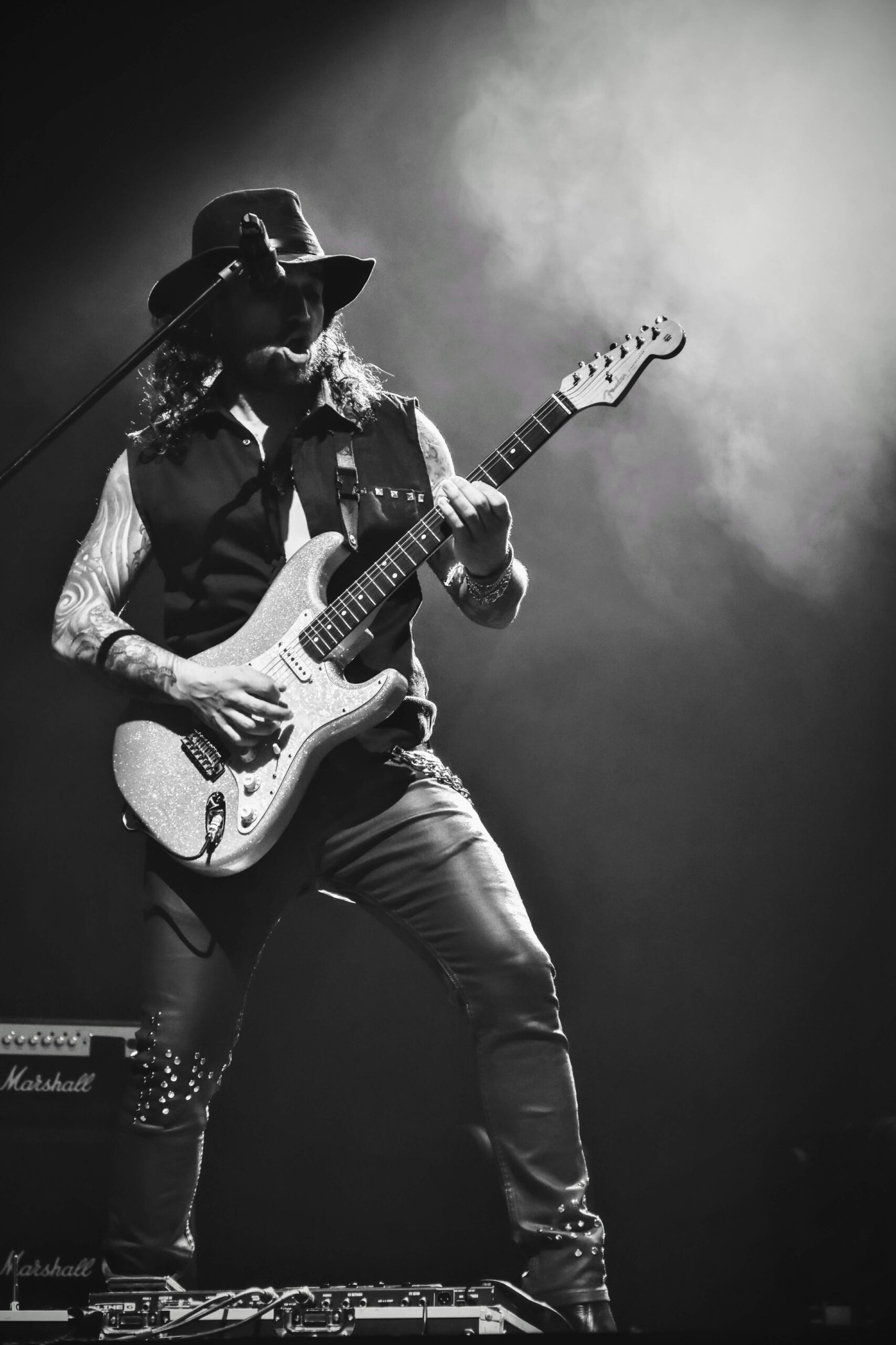 המדריך להפקת אירוע מושלם: משילוב גיטרה קלאסית ועד מערכות הקרנה ובידור